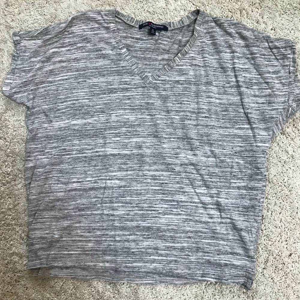 Women’s short sleeve v-neck shirt